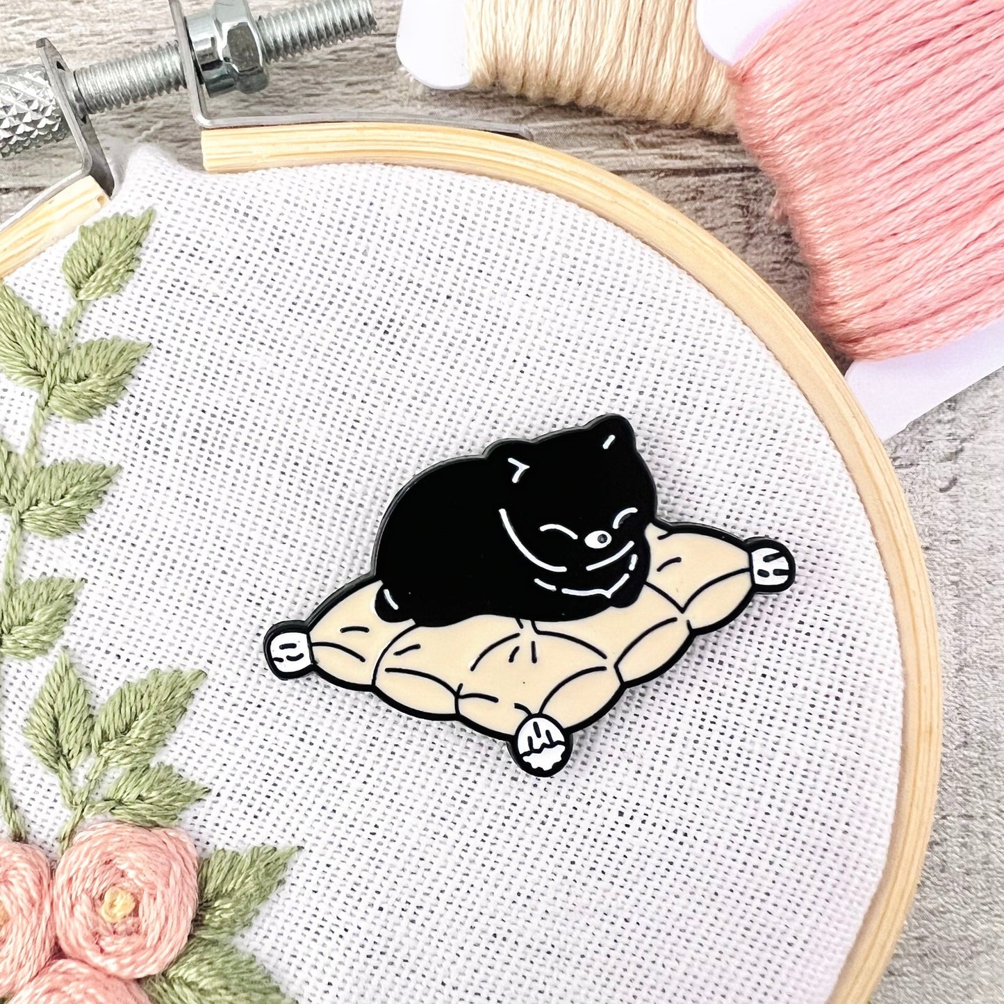 Sleepy Cat Needle Threader Magnetic - The Desert Stream Stitch