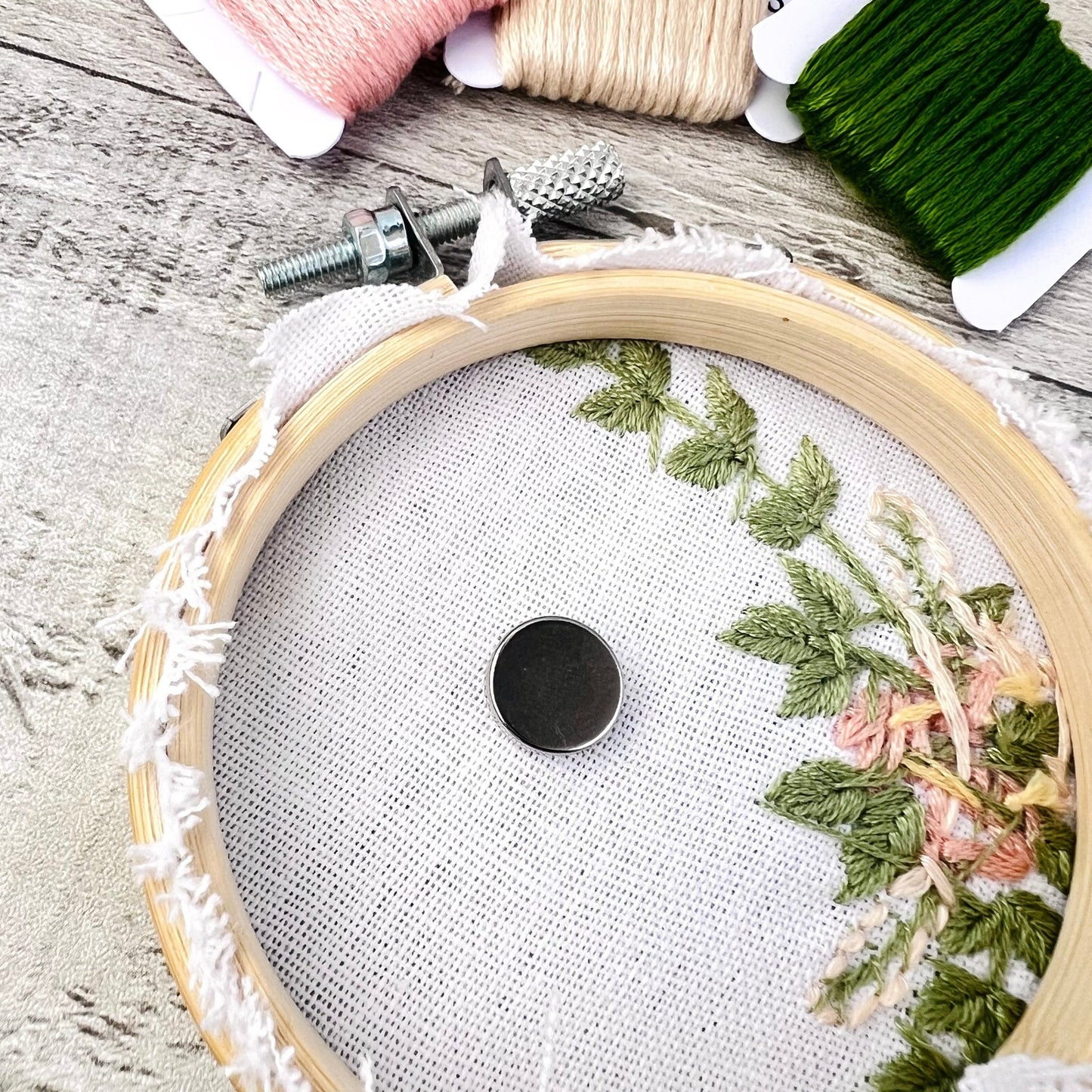 Sleepy Cat Needle Threader Magnetic - The Desert Stream Stitch