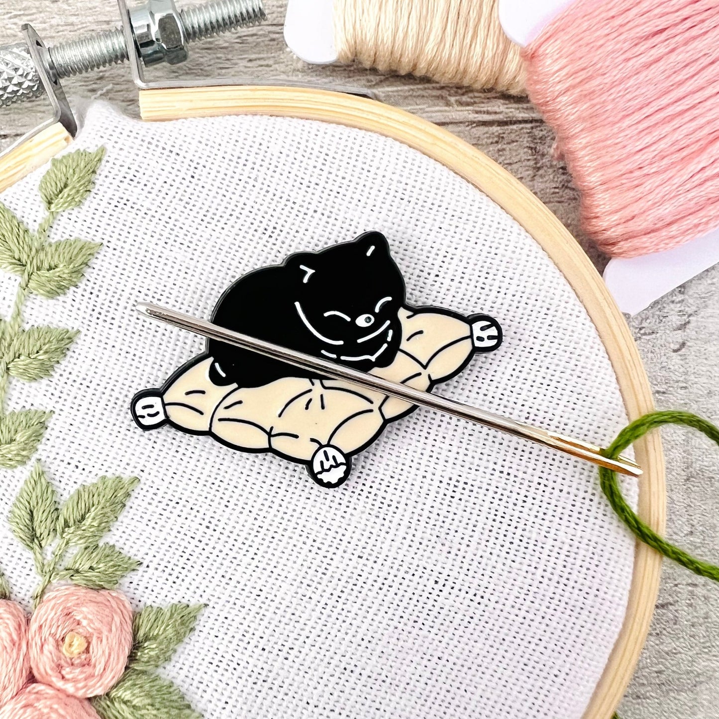 Sleepy Cat Needle Threader Magnetic - The Desert Stream Stitch