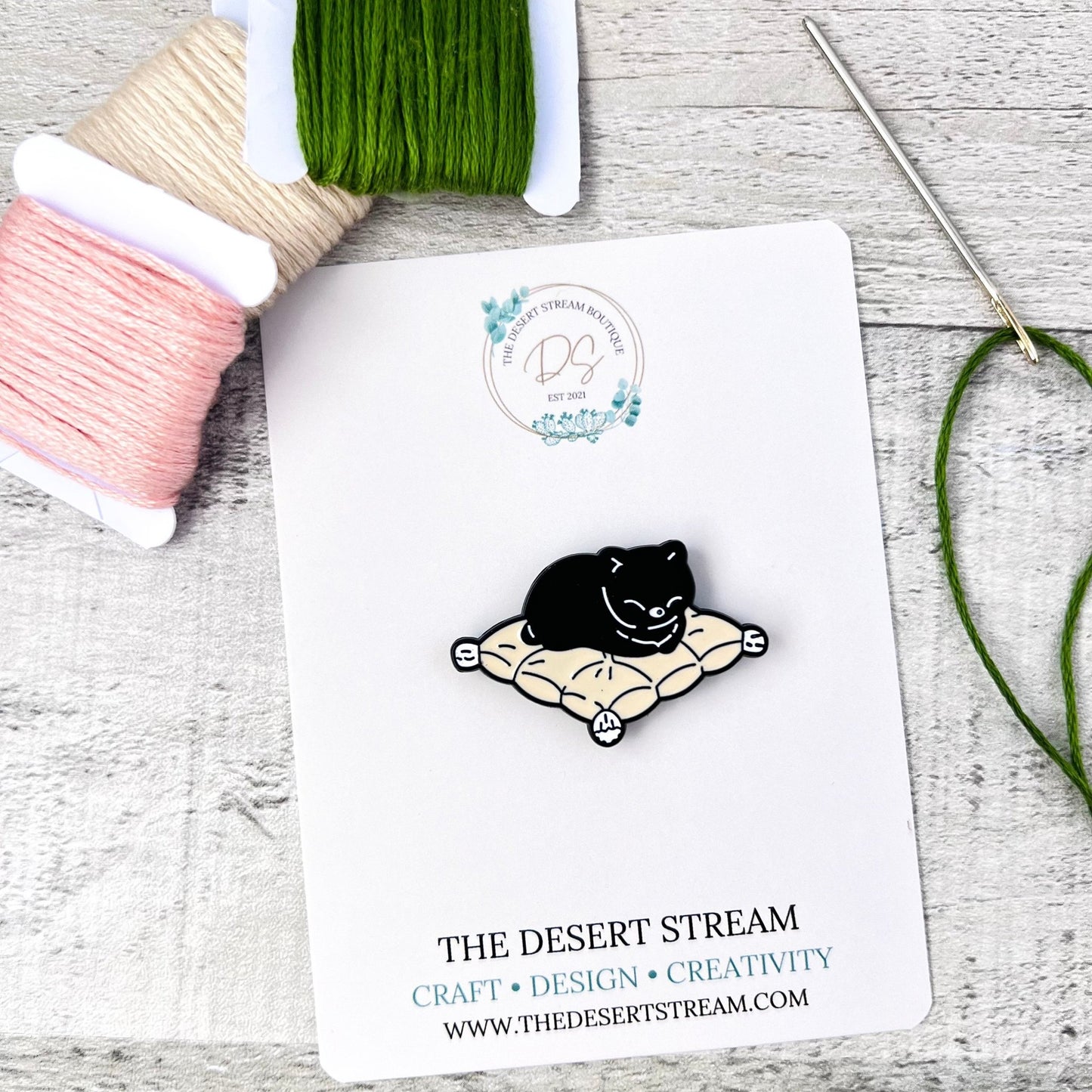Sleepy Cat Needle Threader Magnetic - The Desert Stream Stitch