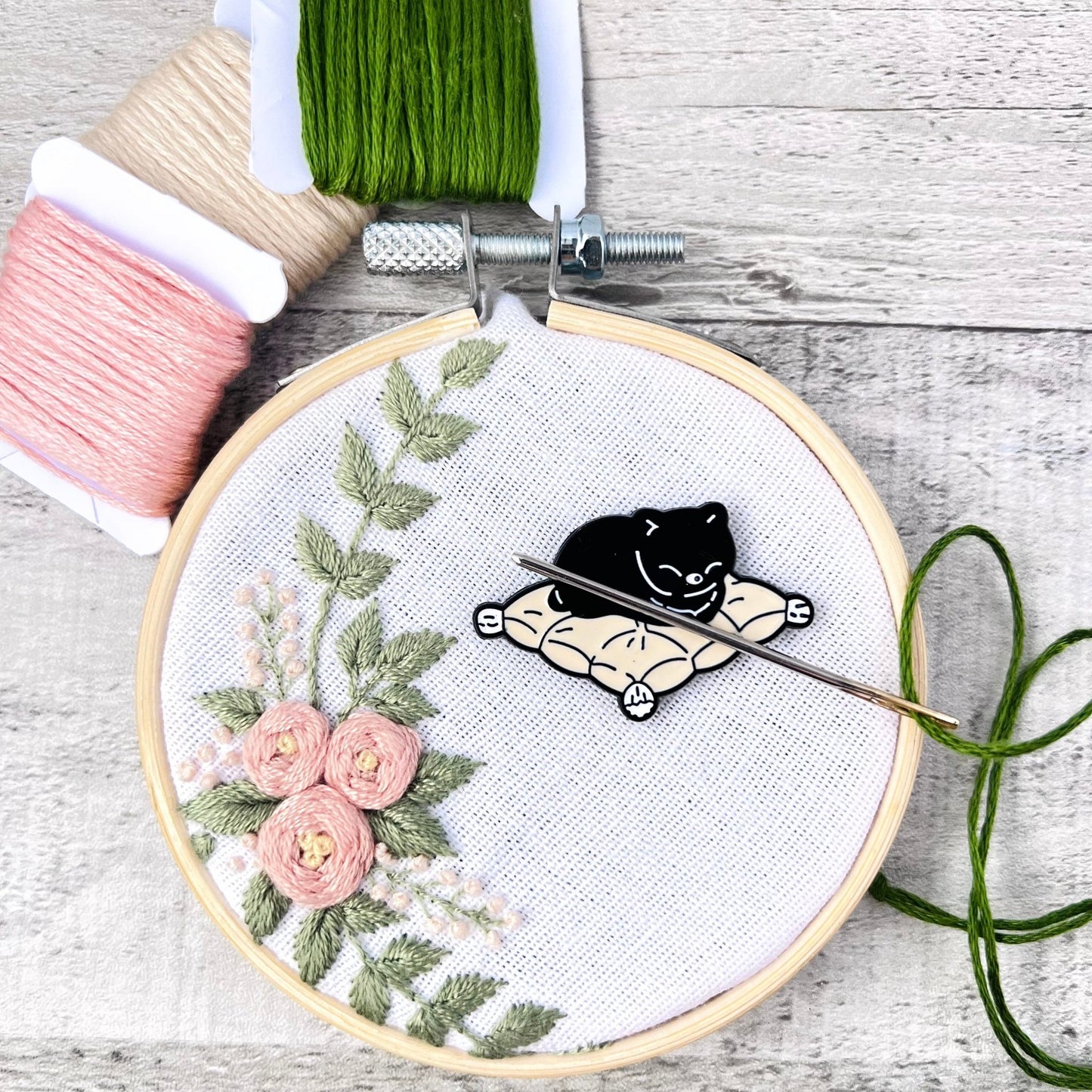 Sleepy Cat Needle Threader Magnetic - The Desert Stream Stitch