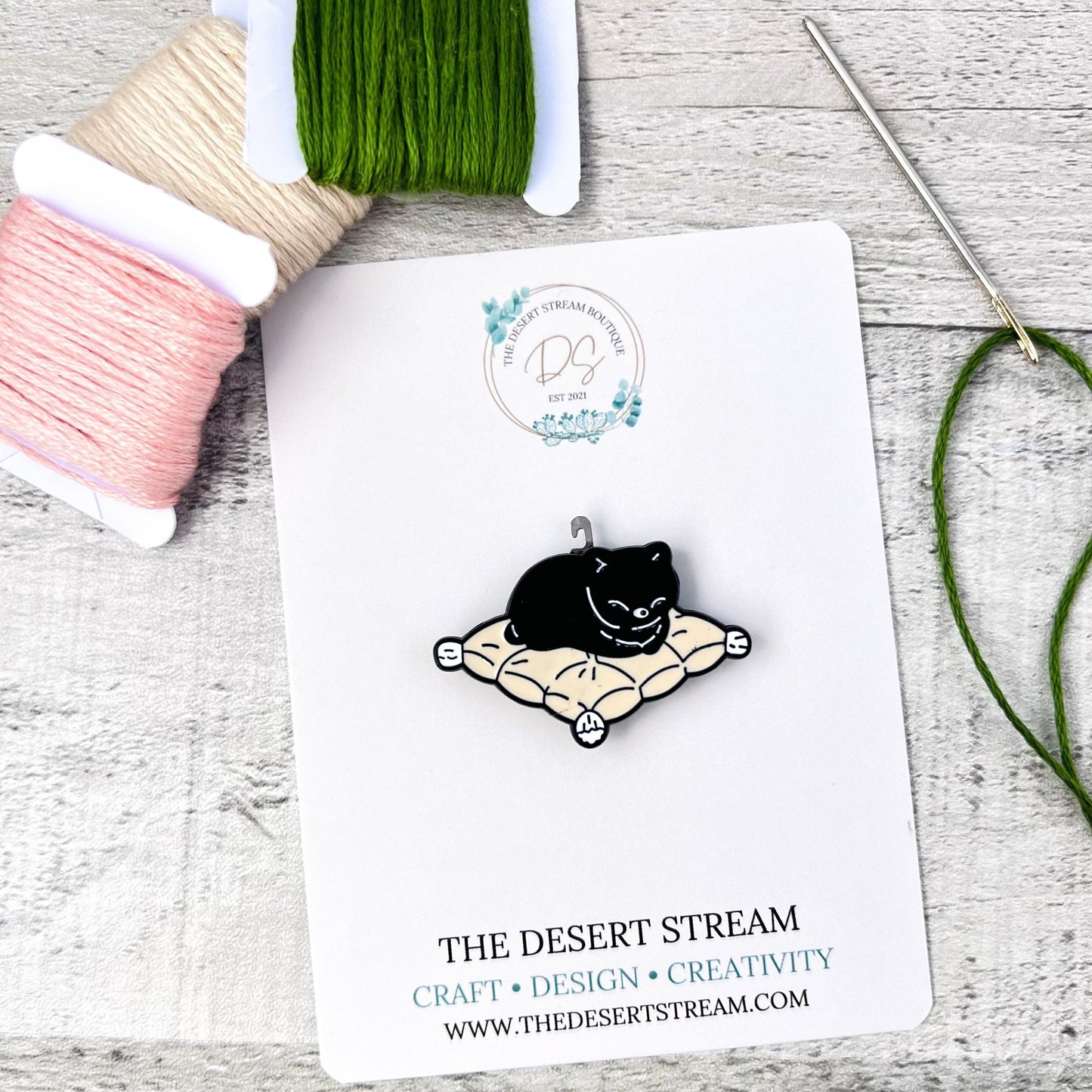 Sleepy Cat Needle Threader Magnetic - The Desert Stream Stitch