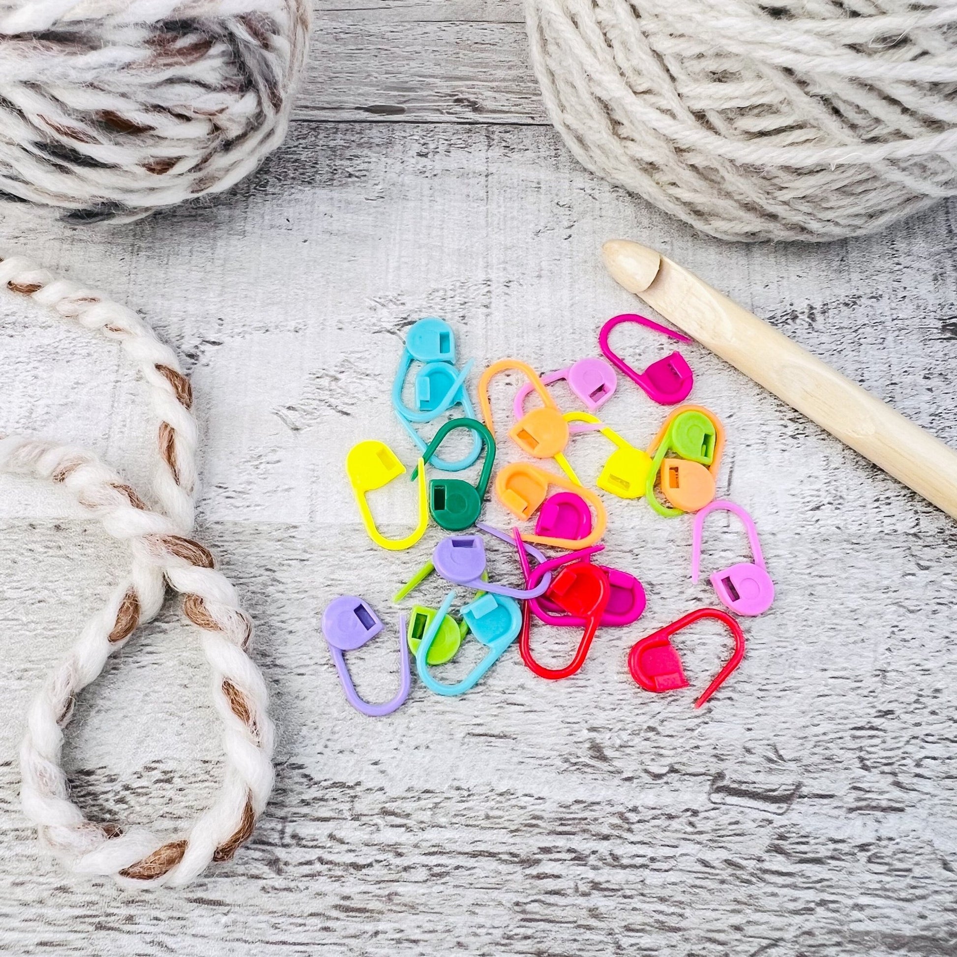 Colorful Stitch Markers Tin Set - Knitting and Crochet - The Desert Stream Stitch