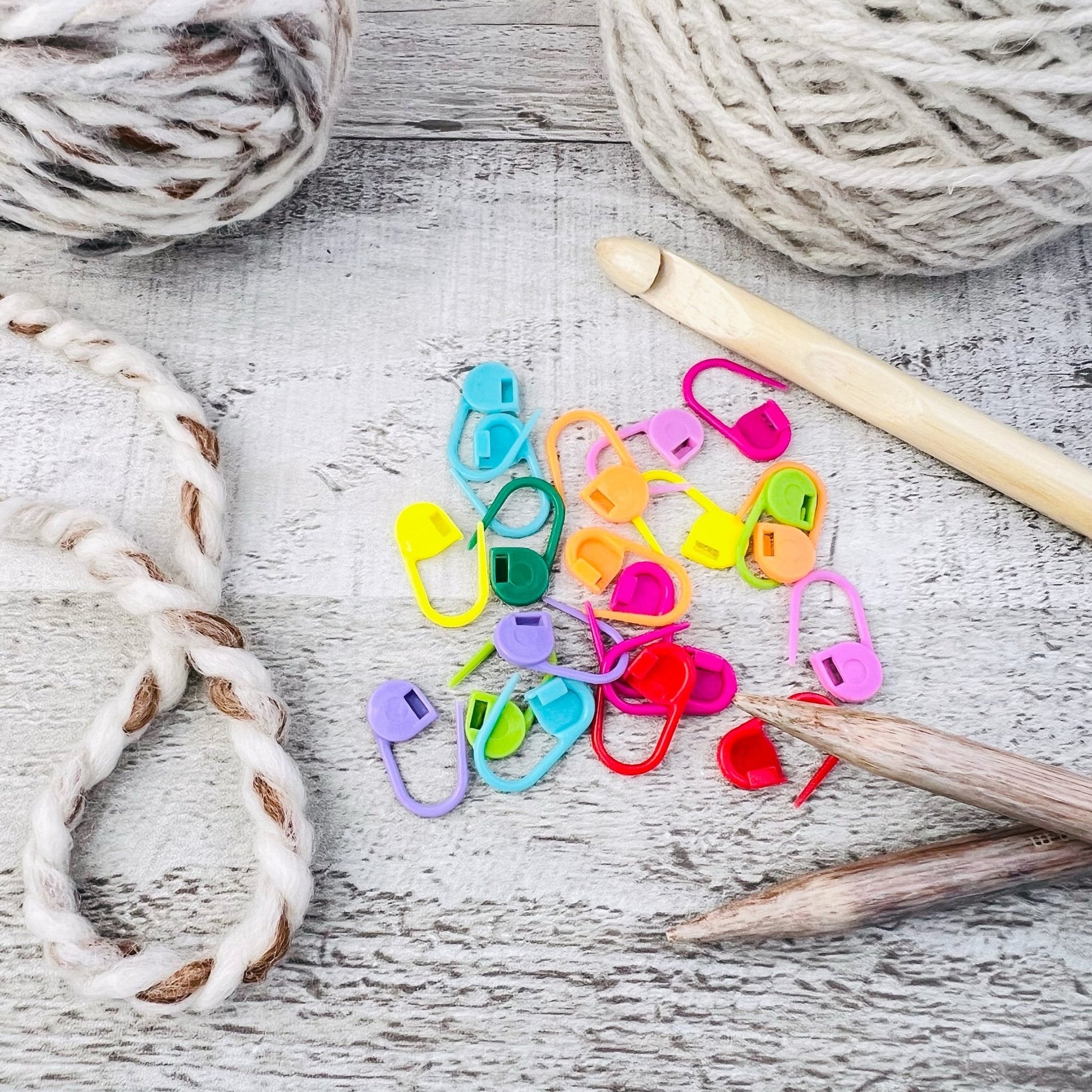 Colorful Stitch Markers Tin Set - Knitting and Crochet - The Desert Stream Stitch
