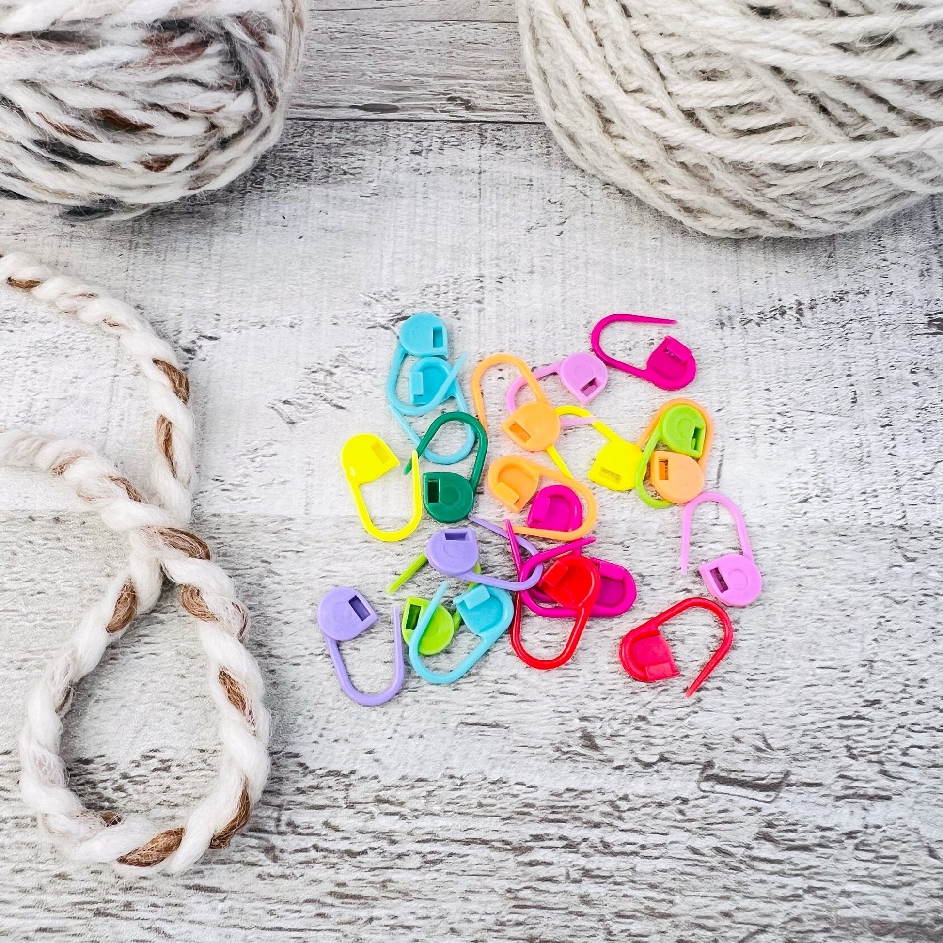 Colorful Stitch Markers Tin Set - Knitting and Crochet - The Desert Stream Stitch