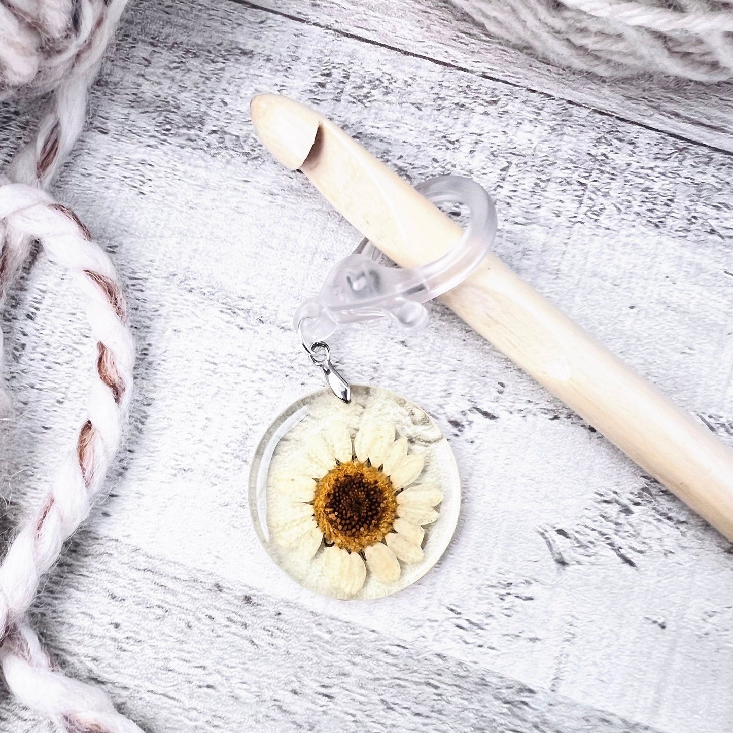Daisy Jumbo Stitch Marker - The Desert Stream Stitch