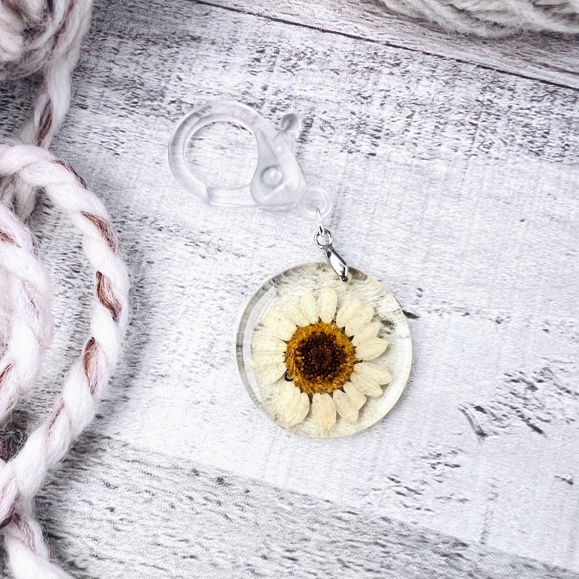 Daisy Jumbo Stitch Marker - The Desert Stream Stitch