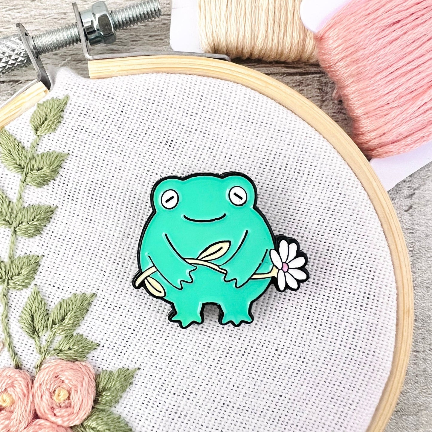 Frog Minder Needle Threader Magnetic - The Desert Stream Stitch