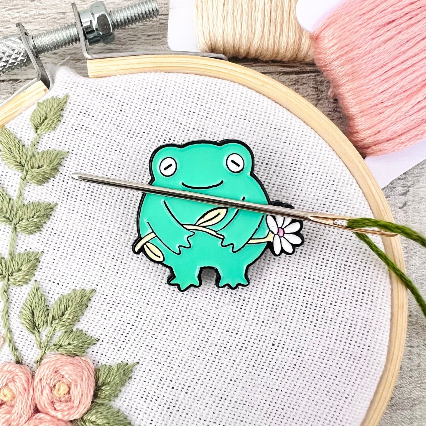 Frog Minder Needle Threader Magnetic - The Desert Stream Stitch