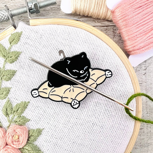 Sleepy Cat Needle Threader Magnetic - The Desert Stream Stitch