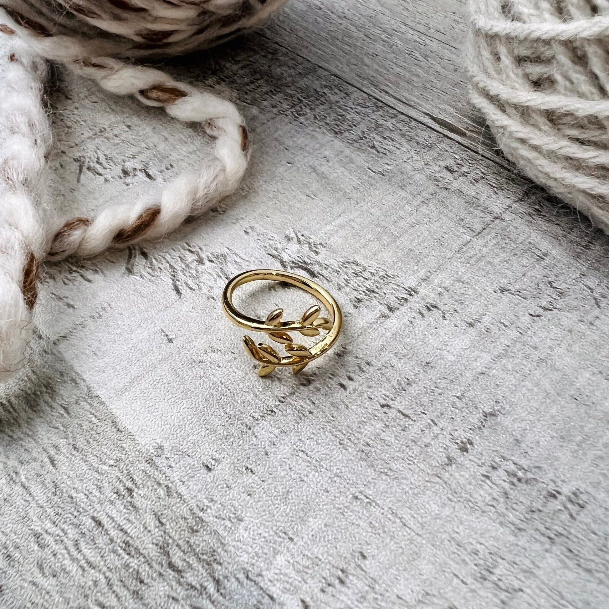 Leaf Adjustable Tension Ring 18K Gold - The Desert Stream Stitch