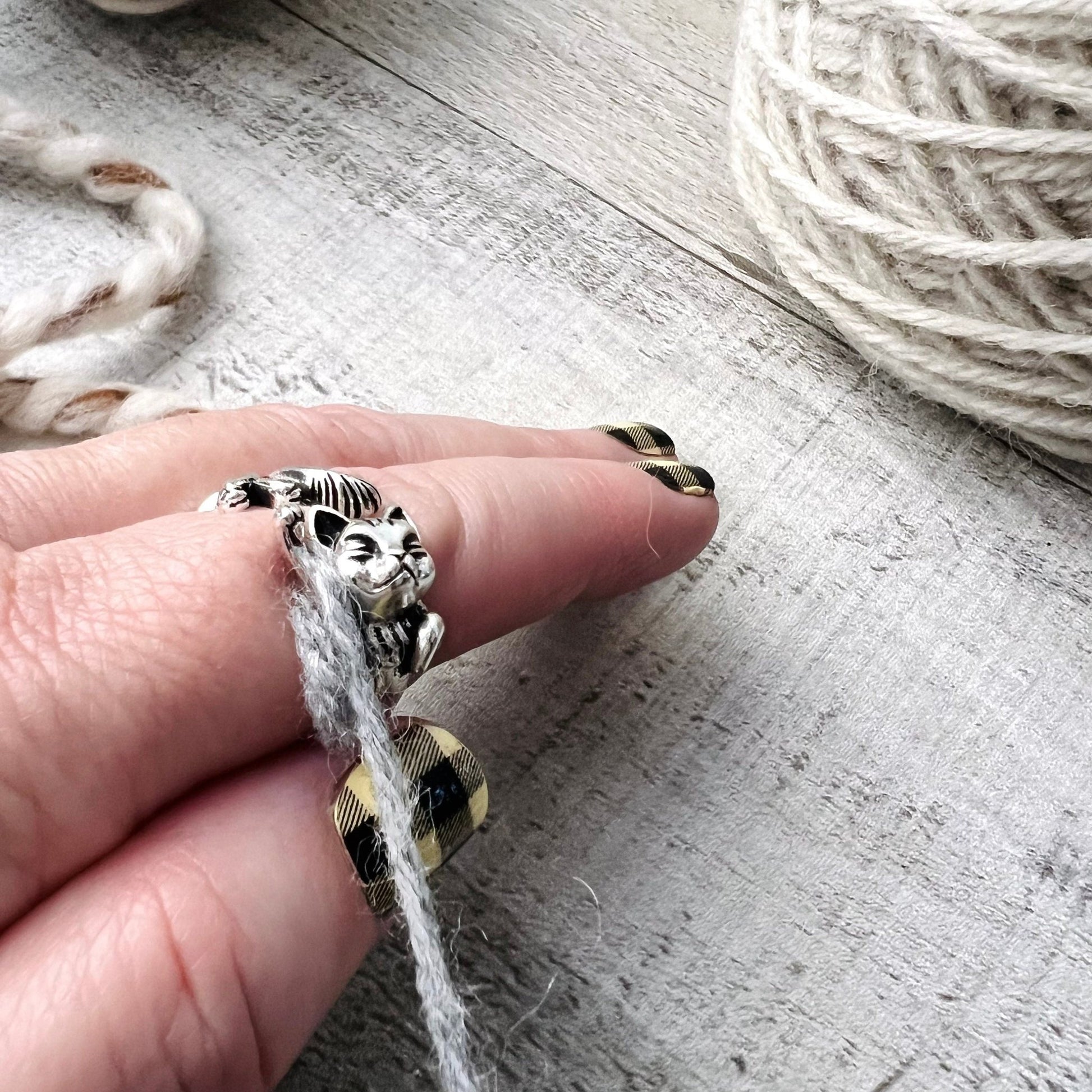 Sleepy Cat Adjustable Tension Ring - The Desert Stream Stitch